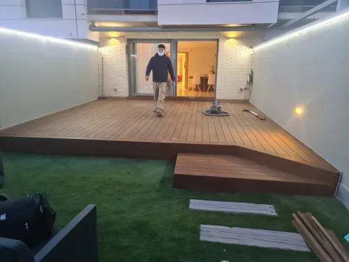 Instalación de tarima exterior en showroom y obra — 1