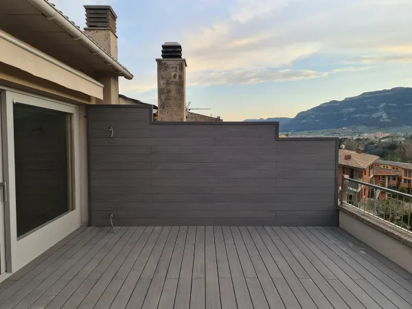 instalación de tarima exterior vivienda en Sant Cugat del Vallès - proceso de instalación mostrando proceso de trabajo