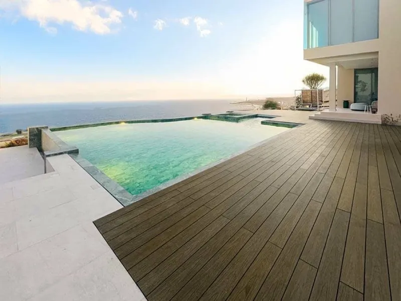 Tarima exterior Clideck Revolution con acabado teka