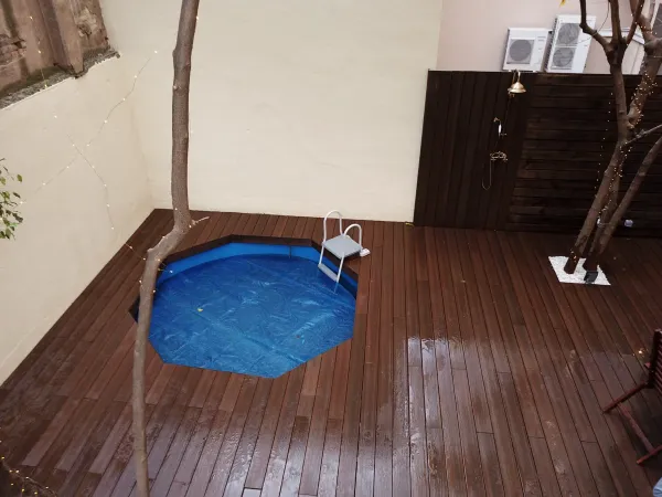 instalación de tarima exterior en instalacion tarima exterior - detalle de acabado mostrando acabado perfecto