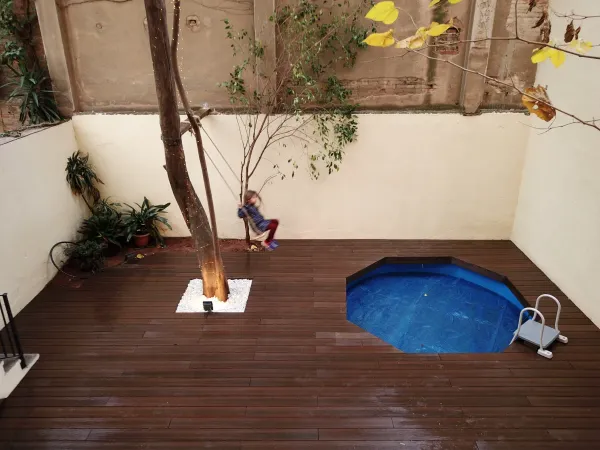 instalación de tarima exterior propiedad en Cerdanyola - proceso de instalación mostrando vista detallada