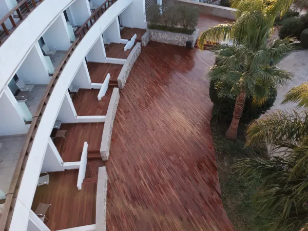 instalación de tarima exterior propiedad en Cerdanyola - trabajo profesional mostrando vista detallada