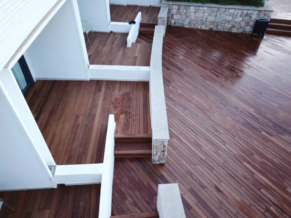 instalación de tarima exterior en instalacion tarima exterior - trabajo profesional mostrando acabado perfecto