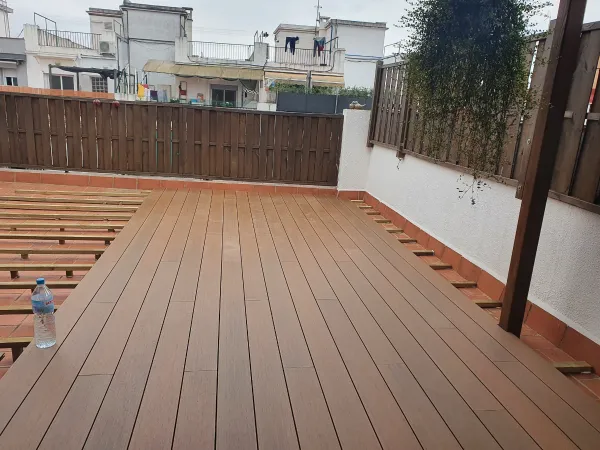 instalación de tarima exterior en instalacion tarima exterior - proceso de instalación mostrando vista detallada