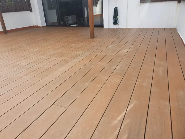 instalación de tarima exterior casa en Sant Cugat - trabajo profesional mostrando acabado perfecto