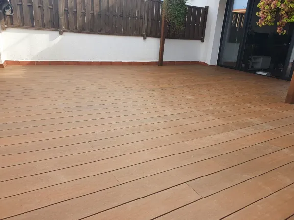 instalación de tarima exterior en instalacion tarima exterior - proceso de instalación mostrando técnica profesional