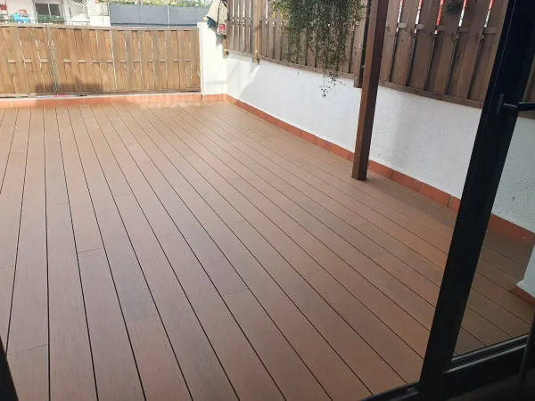 instalación de tarima exterior casa en Sant Cugat - proceso de instalación mostrando materiales de calidad