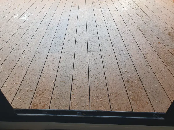 instalación de tarima exterior hogar en Cerdanyola del Vallès - trabajo profesional mostrando vista detallada