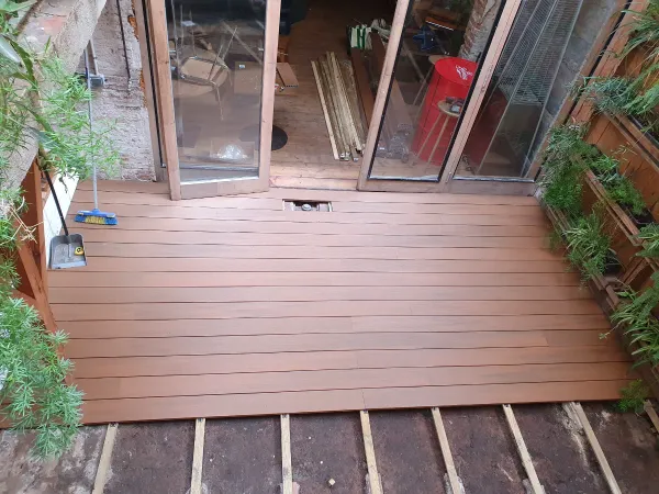 instalación de tarima exterior en instalacion tarima exterior - trabajo profesional mostrando técnica profesional