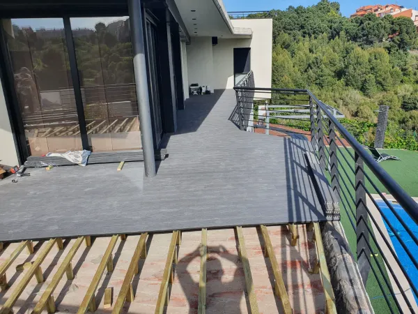 instalación de tarima exterior casa en Ripollet - vista del proyecto mostrando proceso de trabajo