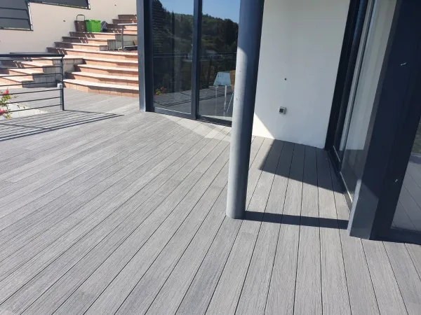 instalación de tarima exterior área metropolitana de Barcelona - detalle de acabado mostrando vista detallada