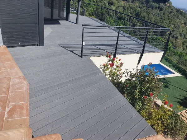 instalación de tarima exterior en instalacion tarima exterior - vista del proyecto mostrando proceso de trabajo