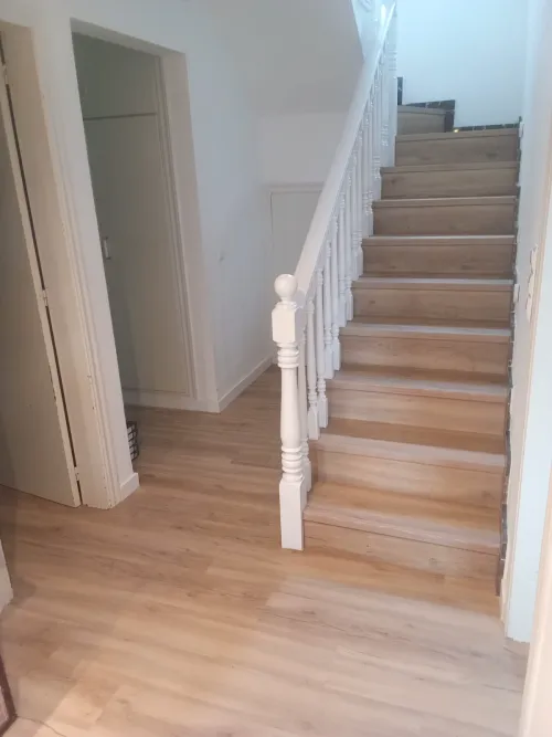 Instalación de suelo laminado en showroom y obra — 1