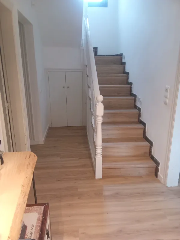 instalación de suelo laminado propiedad en Cerdanyola - detalle de acabado mostrando técnica profesional