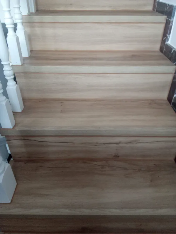 instalación de suelo laminado hogar en Ripollet - trabajo profesional mostrando materiales de calidad