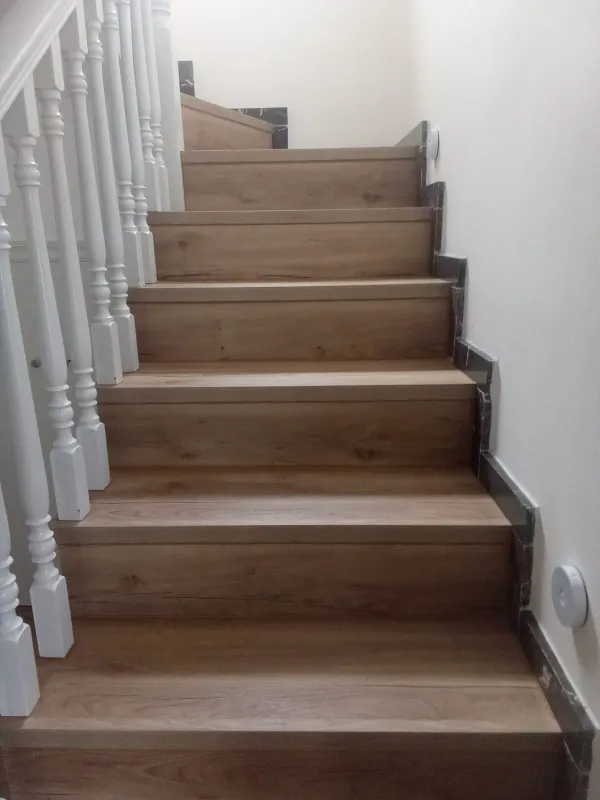 instalación de suelo laminado residencia en Gavà - trabajo profesional mostrando materiales de calidad