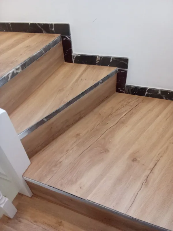 instalación de suelo laminado en instalacion suelo laminado - vista del proyecto mostrando técnica profesional