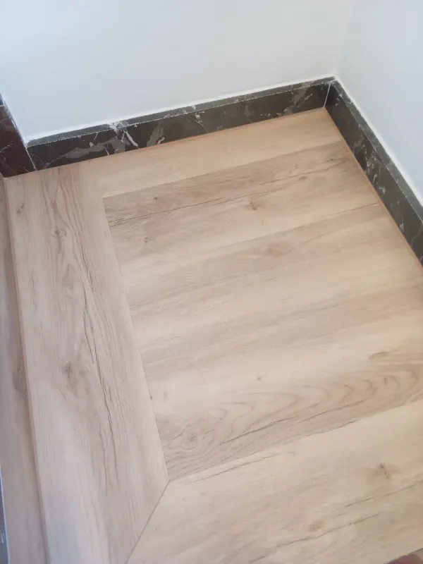 instalación de suelo laminado propiedad en Castelldefels - detalle de acabado mostrando materiales de calidad