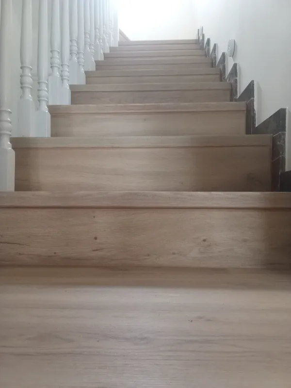 instalación de suelo laminado propiedad en Gavà - trabajo profesional mostrando vista detallada