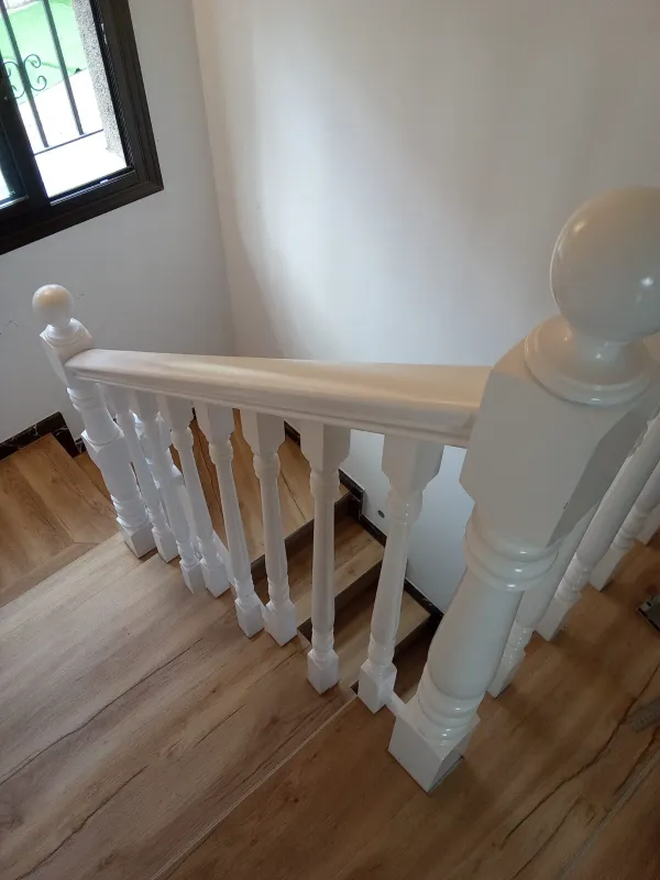 instalación de suelo laminado hogar en Cerdanyola del Vallès - trabajo profesional mostrando proceso de trabajo