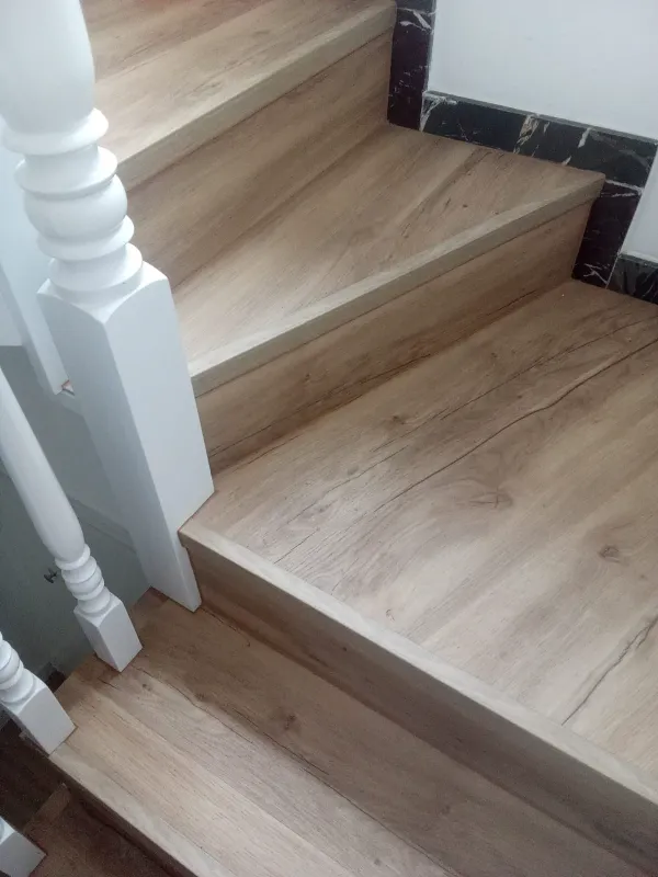 instalación de suelo laminado en instalacion suelo laminado - vista del proyecto mostrando técnica profesional