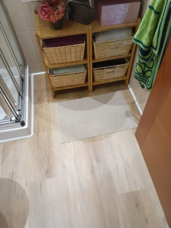 instalación de suelo laminado propiedad en Cerdanyola - trabajo profesional mostrando técnica profesional