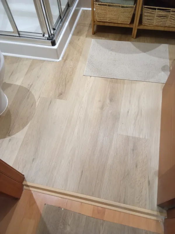 instalación de suelo laminado hogar en Cerdanyola del Vallès - detalle de acabado mostrando vista detallada