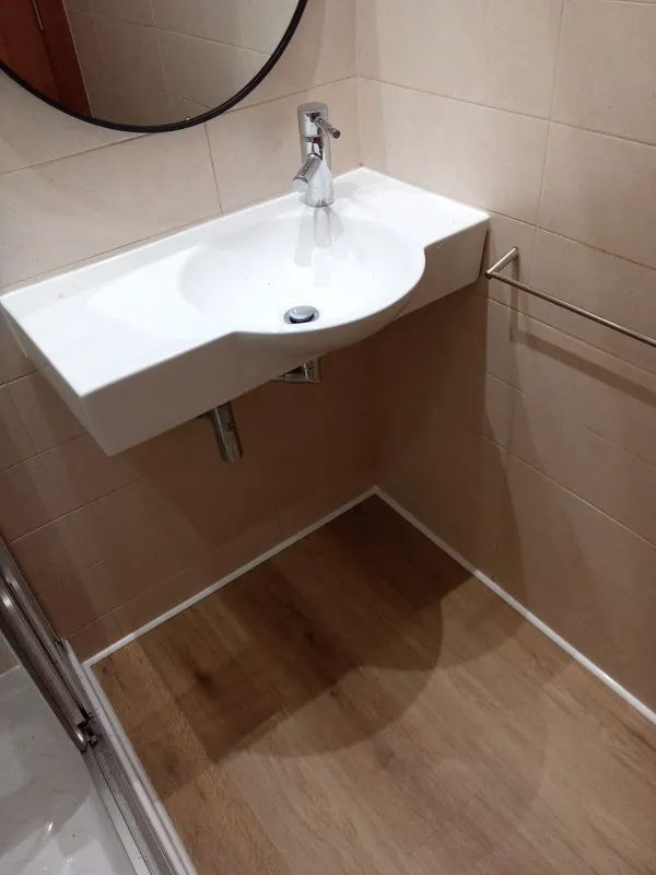 instalación de suelo laminado propiedad en Gavà - detalle de acabado mostrando materiales de calidad