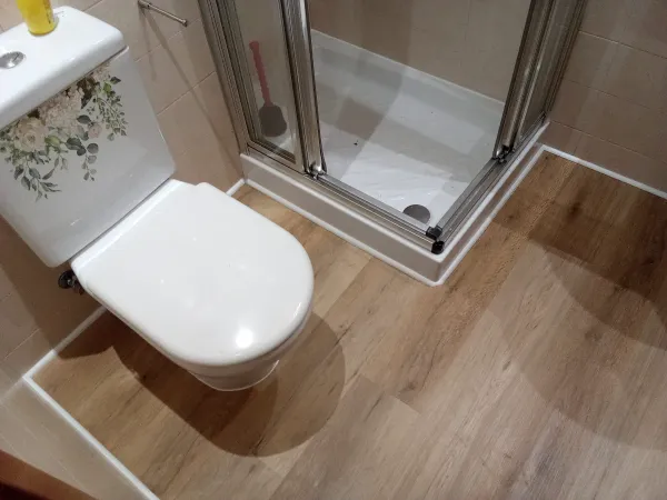 instalación de suelo laminado en instalacion suelo laminado - proceso de instalación mostrando acabado perfecto