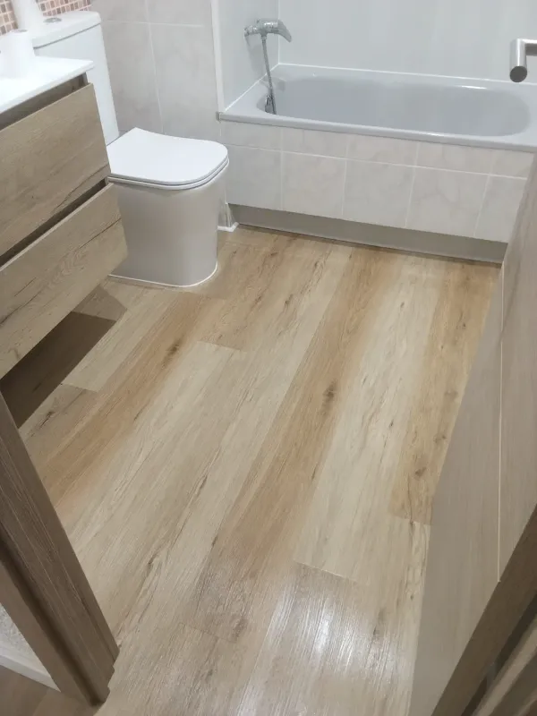 instalación de suelo laminado vivienda en Cerdanyola - proceso de instalación mostrando proceso de trabajo