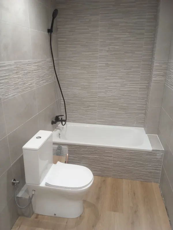 instalación de suelo laminado hogar en Ripollet - proceso de instalación mostrando acabado perfecto