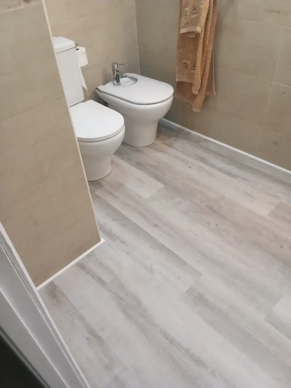 instalación de suelo laminado casa en Ripollet - trabajo profesional mostrando proceso de trabajo