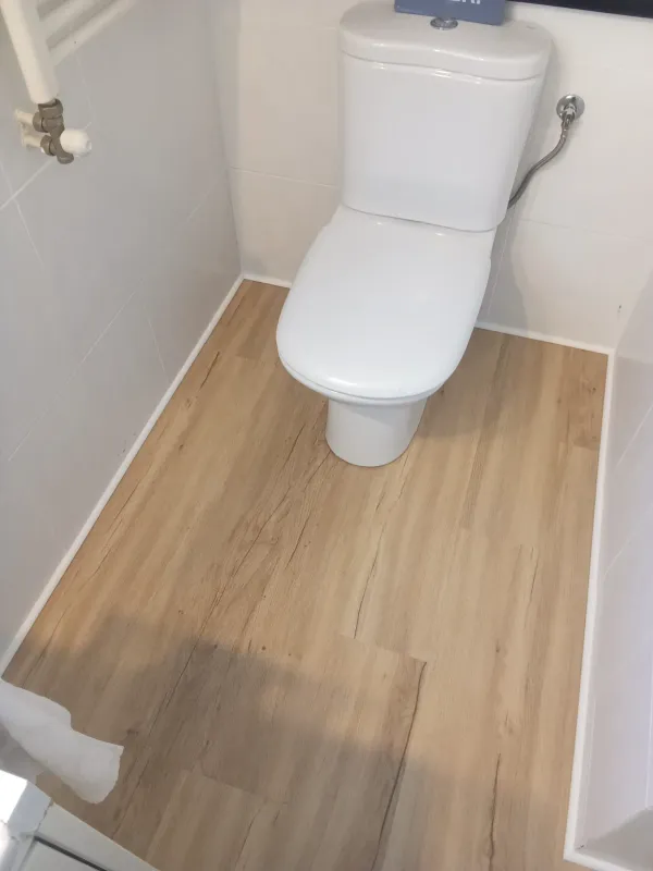 instalación de suelo laminado vivienda en Barcelona - trabajo profesional mostrando técnica profesional