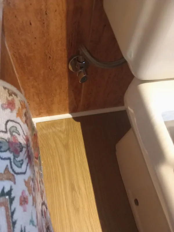 instalación de suelo laminado en instalacion suelo laminado - detalle de acabado mostrando proceso de trabajo