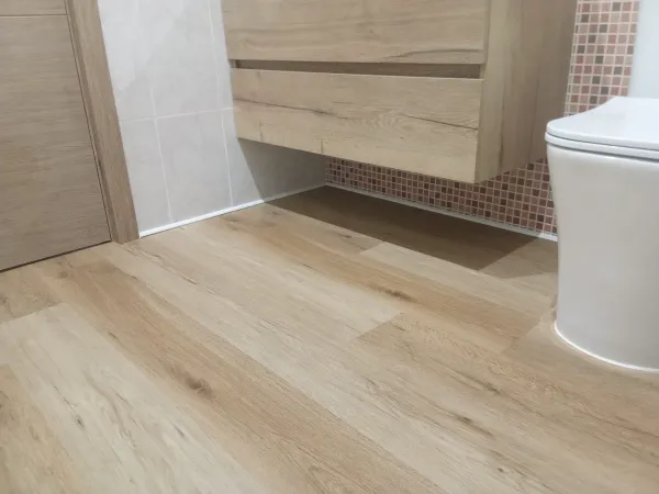 instalación de suelo laminado propiedad en Cerdanyola - detalle de acabado mostrando vista detallada