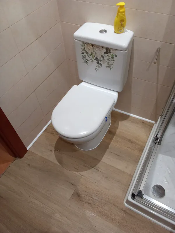 instalación de suelo laminado propiedad en Castelldefels - detalle de acabado mostrando proceso de trabajo