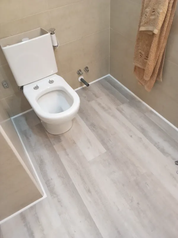 instalación de suelo laminado propiedad en Cerdanyola - detalle de acabado mostrando materiales de calidad