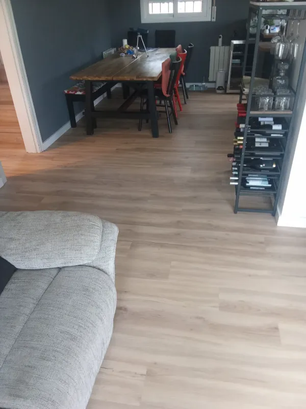 instalación de suelo laminado vivienda en Cerdanyola - detalle de acabado mostrando materiales de calidad