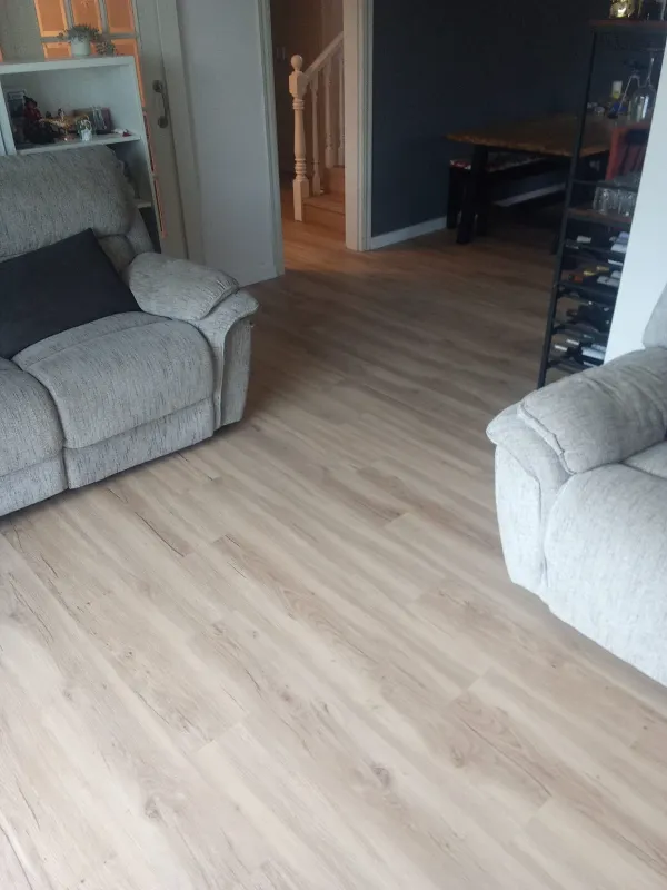 instalación de suelo laminado en instalacion suelo laminado - detalle de acabado mostrando vista detallada