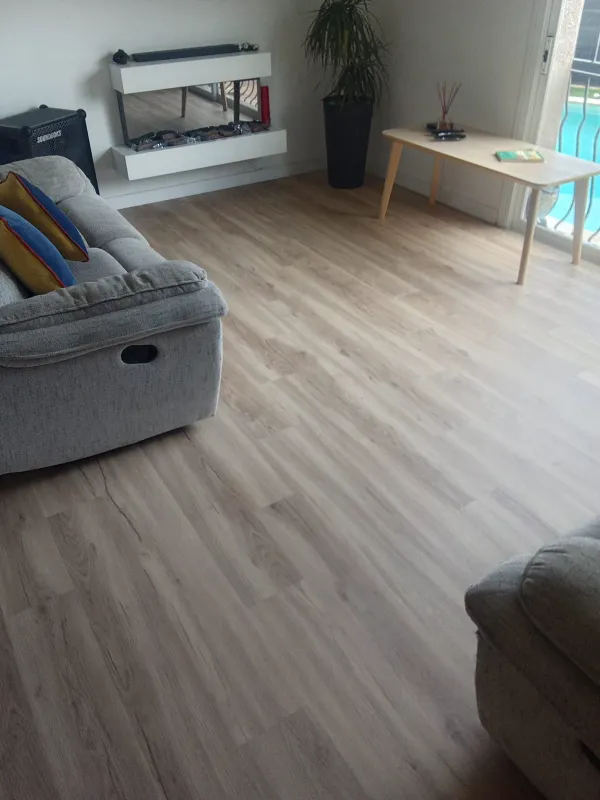 instalación de suelo laminado en instalacion suelo laminado - trabajo profesional mostrando proceso de trabajo