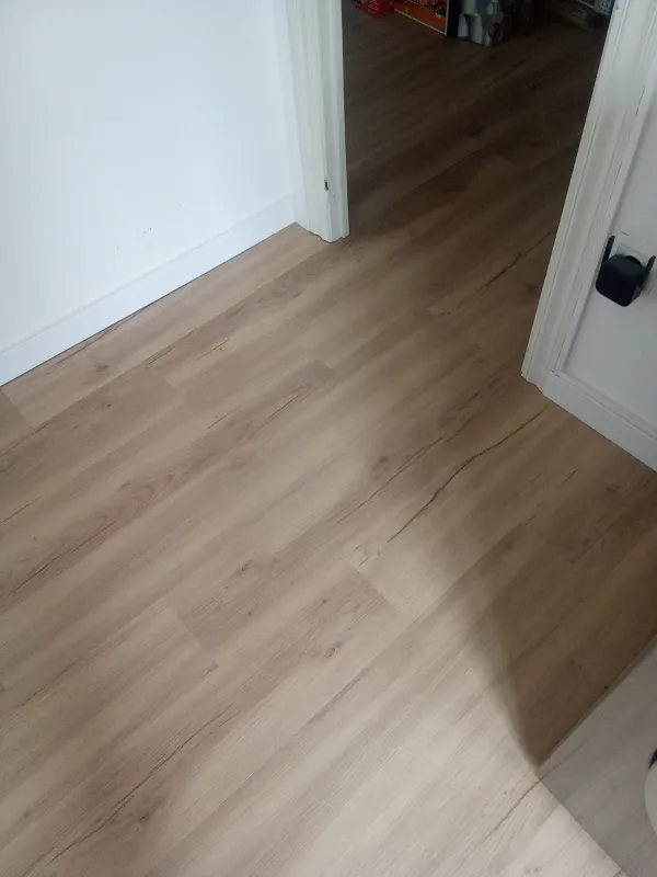 instalación de suelo laminado casa en Ripollet - trabajo profesional mostrando materiales de calidad