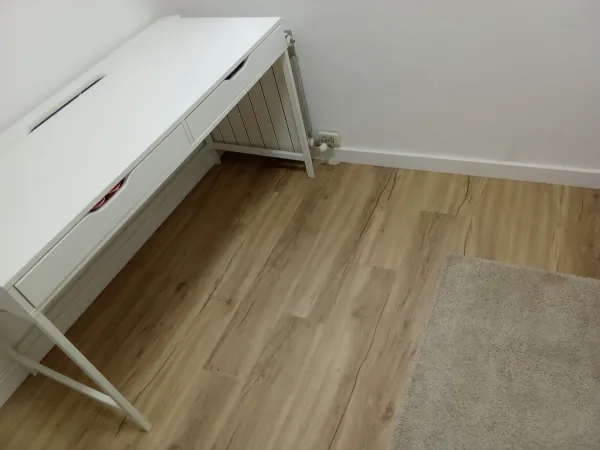 instalación de suelo laminado vivienda en Ripollet - proceso de instalación mostrando técnica profesional