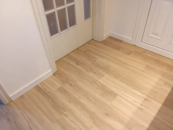 instalación de suelo laminado en instalacion suelo laminado - trabajo profesional mostrando acabado perfecto