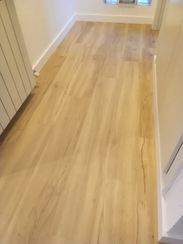 instalación de suelo laminado vivienda en Ripollet - detalle de acabado mostrando materiales de calidad