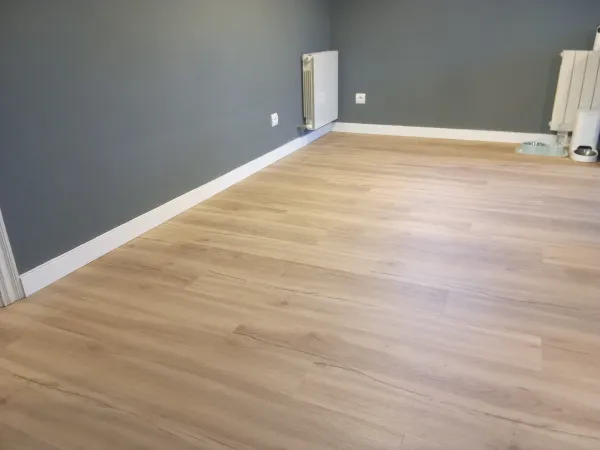 instalación de suelo laminado en instalacion suelo laminado - detalle de acabado mostrando técnica profesional