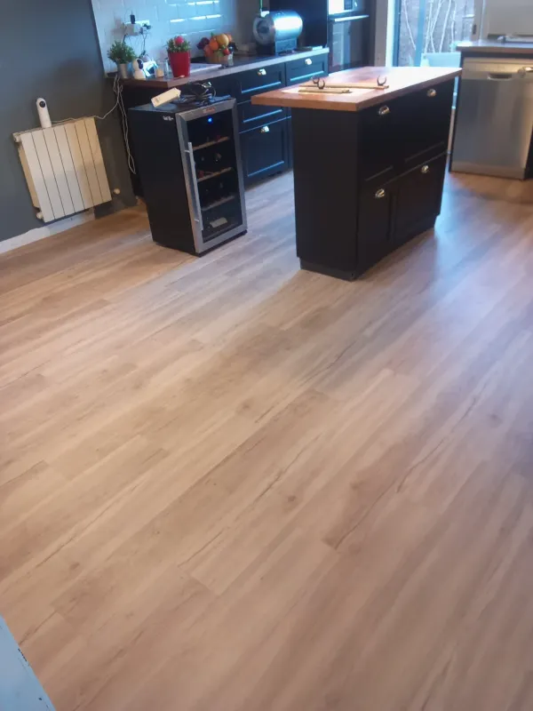 instalación de suelo laminado en instalacion suelo laminado - detalle de acabado mostrando proceso de trabajo