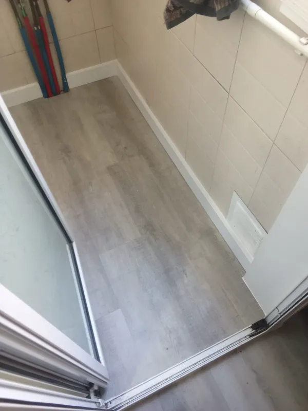 instalación de suelo laminado en instalacion suelo laminado - proceso de instalación mostrando vista detallada