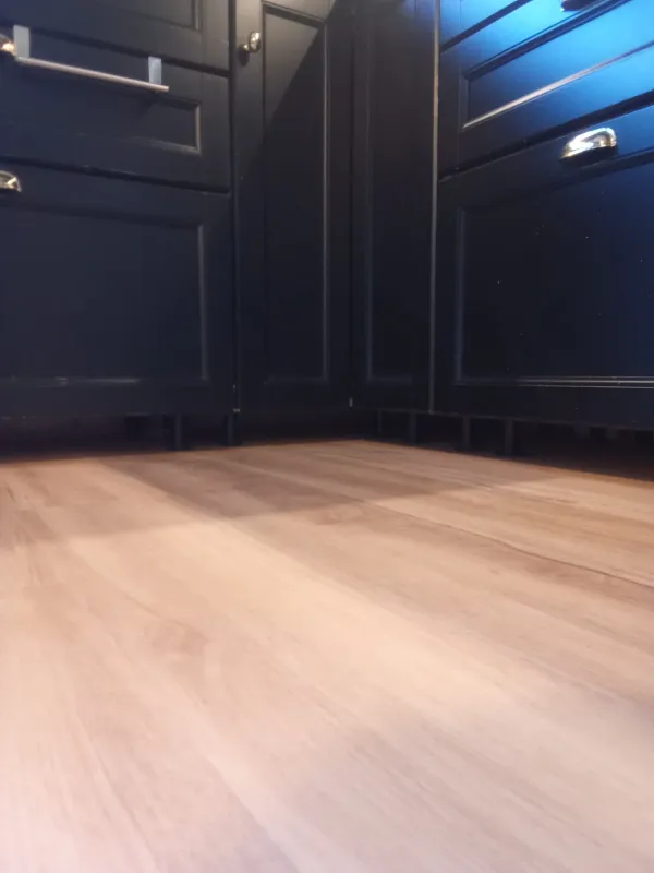 instalación de suelo laminado propiedad en Cerdanyola - trabajo profesional mostrando materiales de calidad