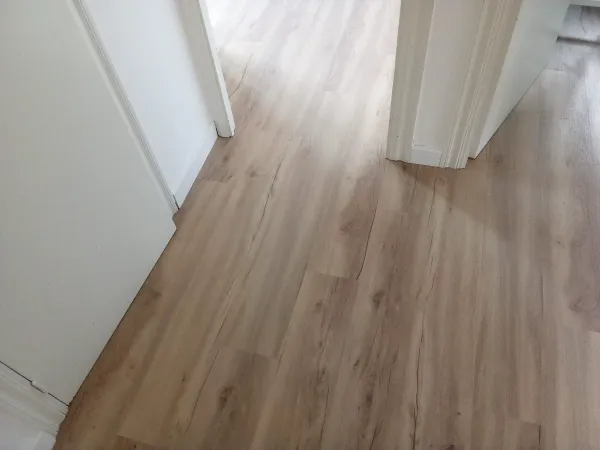 instalación de suelo laminado en instalacion suelo laminado - vista del proyecto mostrando materiales de calidad