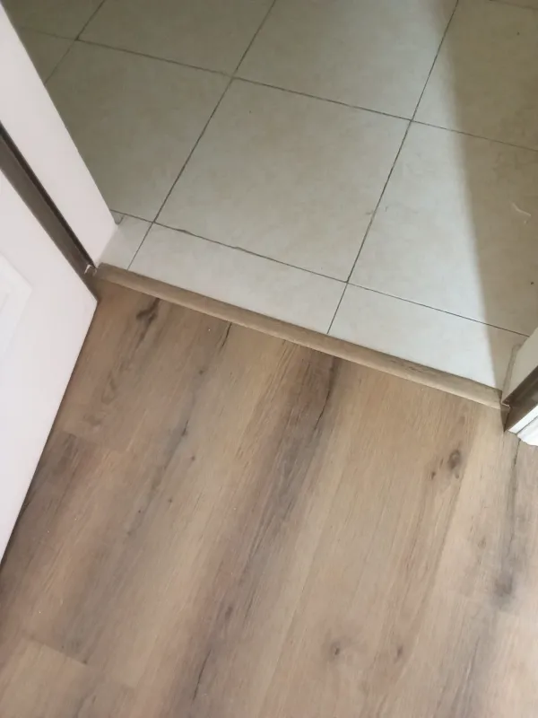 instalación de suelo laminado en instalacion suelo laminado - trabajo profesional mostrando técnica profesional